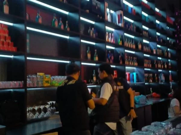 Razia Formosa KTV Batam: Bea Cukai Sita Puluhan Botol Miras Ilegal, Denda Rp 20 Juta Razia minuman keras ilegal.