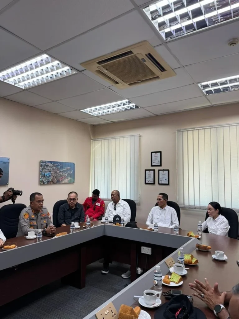 Anggota Komisi III DPR RI Rizki Faisal, bersama Kepala BP Batam Amsakar Ahmad, Wakil Kepala BP Batam Li Claudia Chandra, dan Kapolresta Barelang Kombes Pol Zainal, tengah membahas kasus kebakaran kapal tanker MT Federal II di kawasan galangan PT ASL Shipyard, Tanjung Uncang, Batam.
