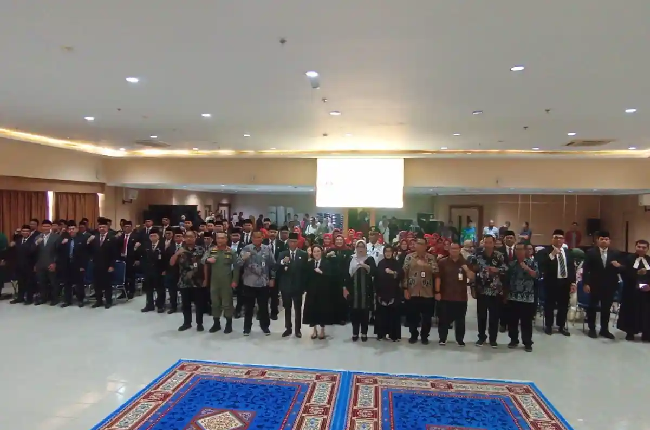 Amsakar Lantik Kadisdukcapil Baru: “Pelayanan Harus Gaspol & Profesional!” Wali Kota Batam Amsakar Achmad bersama Wakil Wali Kota Batam Li Claudia Chandra foto bersama usai pelantikan dan pengukuhan pejabat Pemko Batam di Aula Lantai IV Kantor Wali Kota Batam, Kamis (13/11/2025).