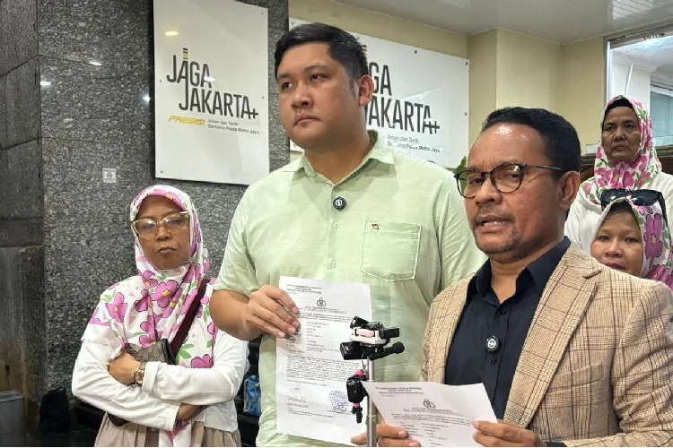 Mikhael Sinaga Laporkan Andi Azwan ke Polda Metro Jaya Terkait Tuduhan Wartawan Palsu Michael Sinaga dan kuasa hukumnya Abdul Gafur Sangaji melaporkan Andi Azwan terkait wartawan palsu di Polda Metro Jaya, Kamis 27 November 2025/ Foto: IST