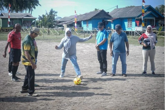 Ketua DPRD Lingga Buka Turnamen Mini Soccer Desa Sekanah, Tekankan Pembinaan Atlet Muda Ketua DPRD Kabupaten Lingga Maya Sari membuka turnamen mini soccer putra kelahiran 2012 open dan kategori putri remaja/dewasa yang digelar Pemerintah Desa Sekanah di Lapangan Sepakbola Sasah Pesisir, Kampung Sasah, Sabtu (22/11/2025) sore.