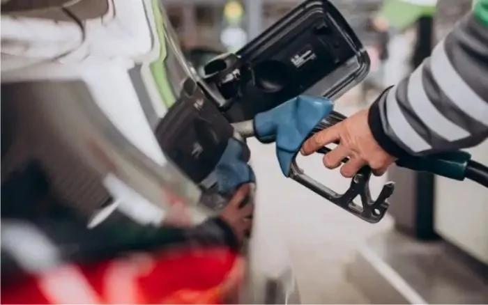 BBM Diprediksi Naik Saat Libur Nataru, Pemerintah Pastikan Stok Aman dan Nggak Bakal Langka Pengisian bahan bakar minyak di SPBU.