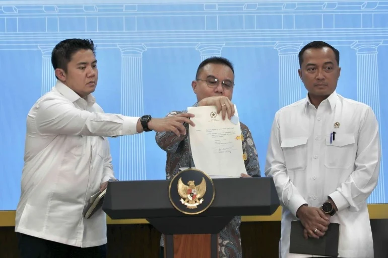 Presiden Prabowo Teken Rehabilitasi untuk Tiga Mantan Petinggi ASDP Press confrence terkait Presiden Prabowo Subianto teken rehabilitasi nama bekas Direktur Utama ASDP, Ira Puspadewi yang divonis Hakim melakukan korupsi saat akuisisi PT JN.