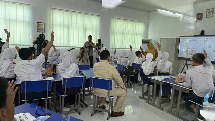 Prabowo Sambangi SMPN 4 Bekasi, Cek Cara Guru & Siswa Pakai Smartboard Presiden RI, Prabowo Subianto saat mengecek kegunaan smartboard di SMP 4 Bekasi