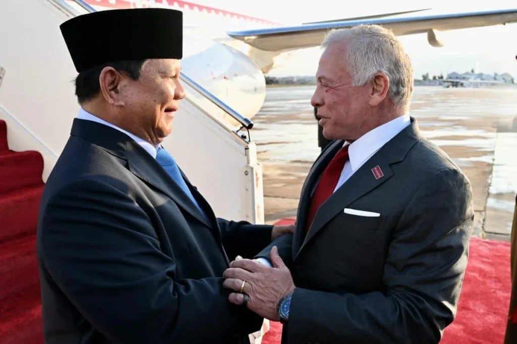 Presiden RI Prabowo Subianto tiba di Bandara Amman, Yordania, Minggu (13/4/2025). (Dok. Setpres)