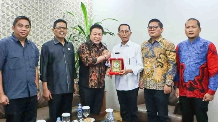 Batam Ditetapkan Jadi Tuan Rumah Rakernas ADEKSI 2026 Ketua DPRD Kota Batam dan Wali Kota Batam sekaligus Kepala BP Batam, Amsakar Achmad terima kunjungan kerja Dewan Pengurus ADEKSI guna membahas Rakernas 2026 di Batam.