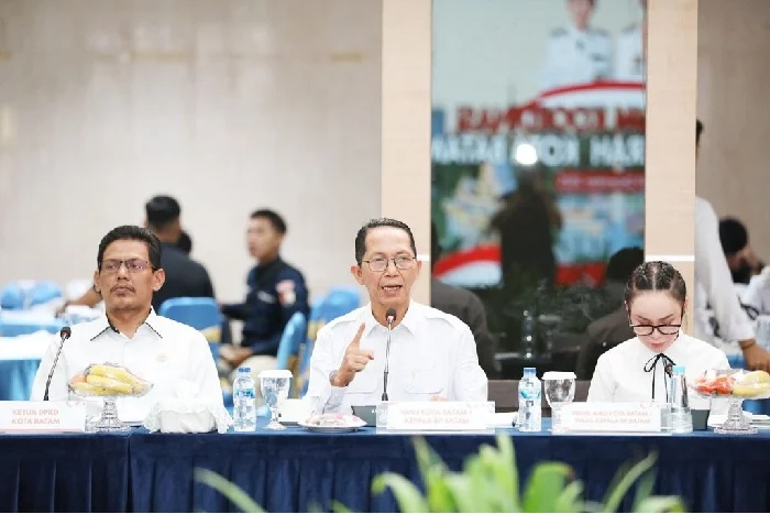 Pemko Batam Gelar Rapat Forkopimda Persiapan Nataru Wali Kota Batam, Amsakar Achmad, bersama Wakil Wali Kota Batam, Li Claudia Chandra, memimpin Rapat Forum Koordinasi Pimpinan Daerah (Forkopimda) di Aula Engku Hamidah, Lantai 4 Kantor Wali Kota Batam, Rabu (3/12/2025). (Foto: MC Batam)