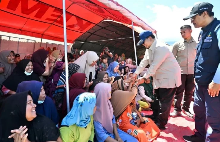 Presiden Prabowo Dengarkan Keluhan Pengungsi di Aceh Tenggara Presiden RI, Prabowo Subianto saat mendengar keresahan korban banjir di Aceh Tenggara.