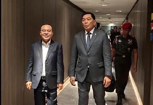 Pengamat: Sjafrie dan Dasco Bukan Rival, Memiliki Tugas Berbeda Wakil Ketua DPR Prof Sufmi Dasco Ahmad mendampingi Menteri Pertahanan Sjafrie Sjamsoeddin saat mau mengikuti rapat dengan Komisi I DPR
