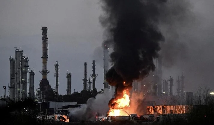Iran Serang Kilang Minyak Haifa Israel dengan Rudal Kheibarshekan Iran melancarkan serangan rudal ke kilang minyak di kota Haifa, Israel.