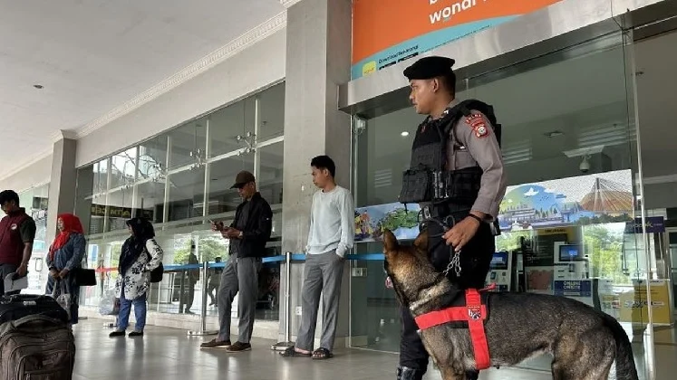 Polda Kepri Kerahkan K-9 Razia Narkoba di Pelabuhan Internasional dan Domestik Batam Polda Kepri menerjunkan 10 personel Unit Satwa beserta empat anjing pelacak (K-9) Dit Samapta untuk memeriksa barang bawaan penumpang di sejumlah pelabuhan domestik dan internasional di Batam.