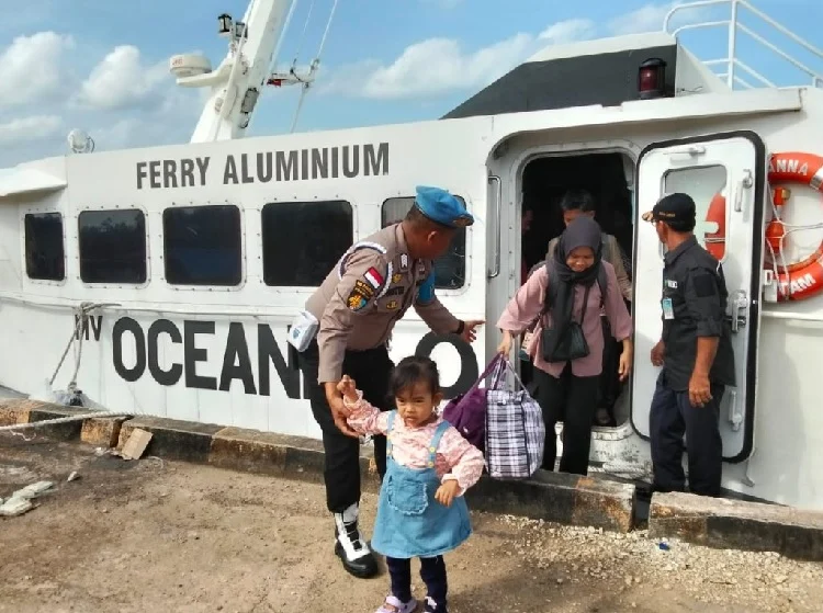 Personel Gabungan Awasi Arus Mudik di Pelabuhan Sei Tenam Lingga Aparat kepolisian perketat pengamanan di Pelabuhan Sei Tenam Lingga