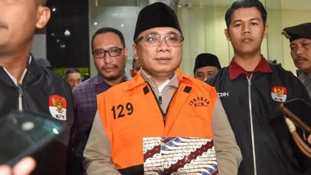 Aktivis Nilai Tahanan Rumah Yaqut Buka Peluang Pengaruhi Saksi dan Ganggu Penyidikan Mantan Menteri Agama, Yaqut Cholil Qoumas saat digelandang KPK menuju tempat tahanan setelah ditetapkan sebagai tersangka kasus dugaan korupsi kuota haji..