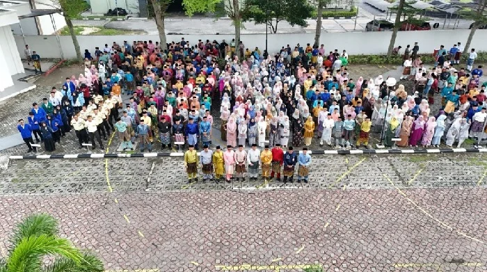 Pemprov Riau Tekankan Transformasi Digital dan Tata Kelola di HUT ke-60 BRK Syariah Suasana khidmat menyelimuti halaman Kantor Pusat BRK Syariah di Pekanbaru, Rabu (1/4/2026), saat seluruh jajaran manajemen dan pegawai mengikuti upacara peringatan HUT ke-60 PT Bank Riau Kepri Syariah (BRK Syariah). (Foto: dok.BRK Syariah)