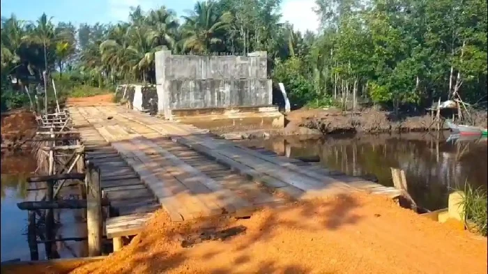 Sidang Korupsi Jembatan Marok Kecil, Hakim dan Jaksa Lakukan Pemeriksaan Lapangan Pembangunan Jembatan Marok Kecil terhenti, diduga karena ada korupsi.