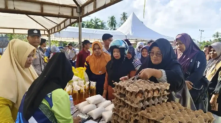 Pemkab Lingga dan BI Kepri Gelar Pasar Sembako Murah untuk Jaga Stabilitas Harga Pasar Sembako Murah di Kabupaten Lingga