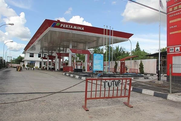 BBM Langka Pasca-Lebaran di Lingga, Pertamina Pastikan Pasokan Segera Tiba SPBU tutup karena kehabisan stok bahan bakar minyak.