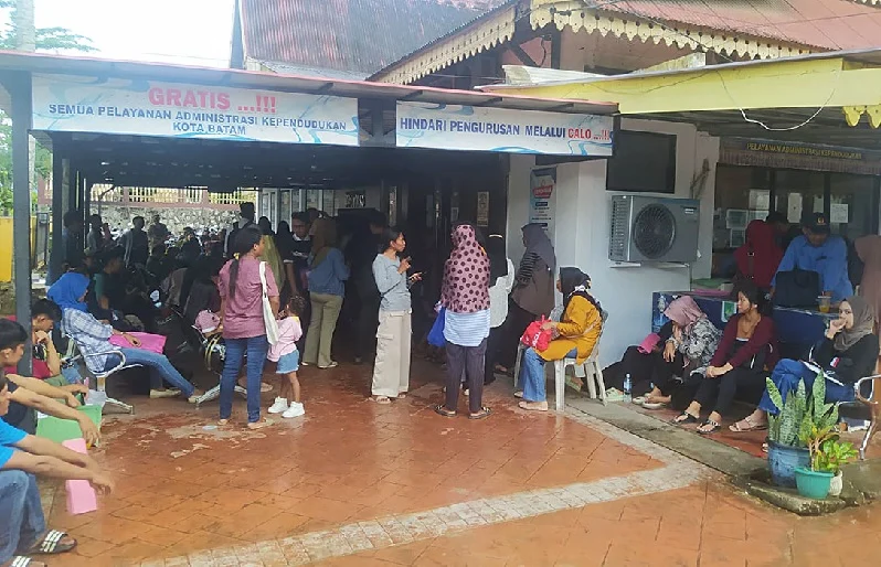 Antrean Membludak di Disdukcapil Batam, Warga Urus KIA untuk Syarat PPDB Ratusan warga memadati kantor Dinas Kependudukan dan Pencatatan Sipil (Disdukcapil) Kota Batam sejak Selasa pagi (26/5/2026) untuk mengurus Kartu Identitas Anak (KIA) yang diwajibkan sebagai syarat Pendaftaran Peserta Didik Baru (PPDB) tingkat SD dan SMP.