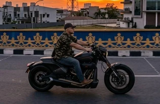 Harley-Davidson Ketua DPRD Kepri Tidak Tercantum di LHKPN, GMNI Batam Pertanyakan Transparansi Ketua DPRD Kepulauan Riau sekaligus Ketua DPD Partai Gerindra Kepri, Iman Sutiawan, menjadi sorotan publik setelah beredar video dirinya mengendarai sepeda motor Harley-Davidson tanpa mengenakan helm.