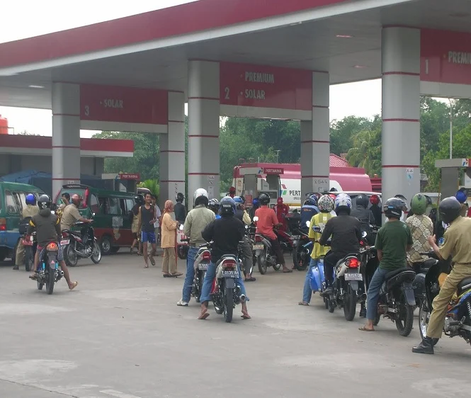 Harga Pertamax Naik, Antrean Kendaraan Mengular di SPBU Batam Antrean panjang kendaraan terjadi di sejumlah SPBU di Batam pada hari pertama pemberlakuan kenaikan harga BBM nonsubsidi oleh Pertamina Patra Niaga, Rabu (10/6/2026).