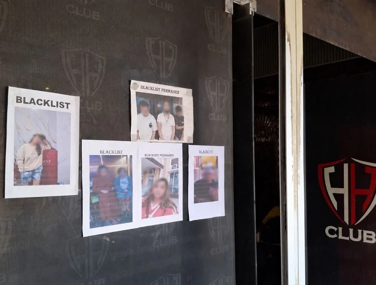 Foto Blacklist Pengunjung di THM HH Club Planet 3 Batam Dicopot Usai Dilaporkan ke Polisi Foto pengunjung berlabel "blacklist" yang sebelumnya terpasang di pintu masuk tempat hiburan malam (THM) HH Club Planet 3, Batam, sudah tidak ditemukan lagi.