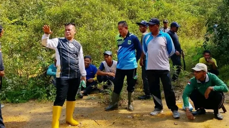 Bupati Lingga Tinjau Jalur Pemasangan Tiang PLN di Resun Pesisir Bupati Lingga Muhammad Nizar meninjau lokasi rencana pemasangan tiang PLN sekaligus mengikuti gotong royong bersama warga Desa Resun Pesisir, Kecamatan Lingga Utara, Kamis (11/6/2026).