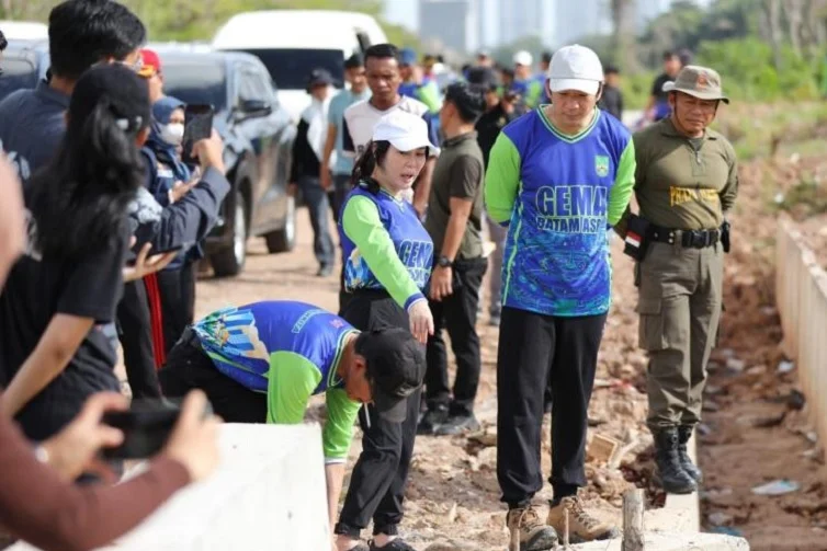 Kebakaran Saat Gotong Royong di Tanjung Uncang, Pemko Batam Ingatkan Larangan Bakar Sampah Plh Wali Kota Batam, Li Claudia Chandra. (Foto: dok.Diskominfo Batam)
