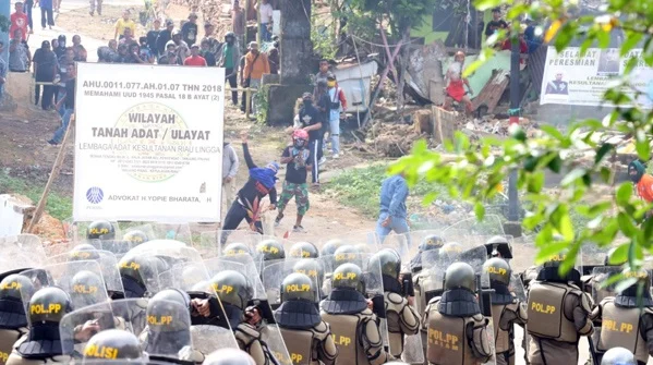 420 Warga Eks Tangki Seribu Minta Menteri HAM Awasi Relokasi di Batam Kampung Tangki Seribu digusur pada Juli 2023 oleh Tim Terpadu Pemerintah Kota Batam.