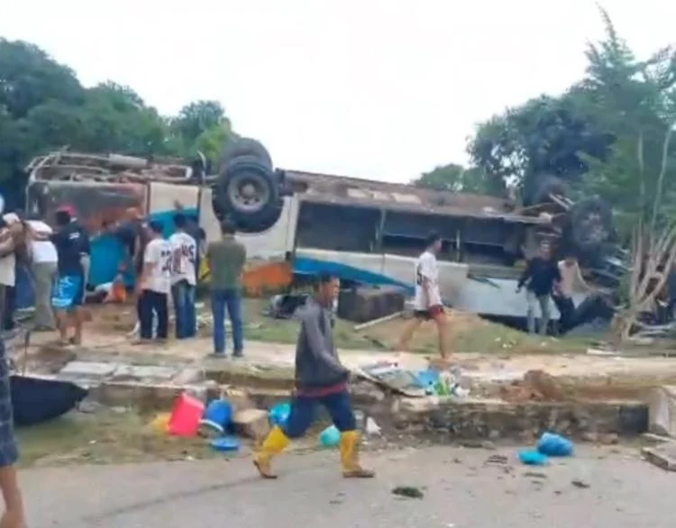 Bus Rombongan Jemaat HKBP Tembesi Indah Terbalik di Rempang Batam, Diduga Rem Blong Bus yang mengangkut rombongan jemaat Gereja HKBP Tembesi Indah mengalami kecelakaan tunggal hingga terbalik di kawasan pintu masuk Pantai New Melur, Rempang, Sabtu (20/6/2026) sekitar pukul 10.50 WIB. (Foto: istimewa)