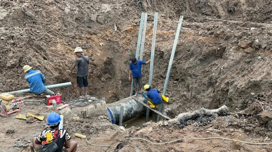 Pipa Bocor di Simpang Kepri Mall Selesai Diperbaiki, Air Batam Hilir Pulihkan Distribusi Air Pipa distribusi air di jaringan PT Air Batam Hilir (ABH) kembali bocor pada Rabu (10/6/2026), di lokasi yang sama dengan titik perbaikan yang diselesaikan pada Senin (8/6/2026).