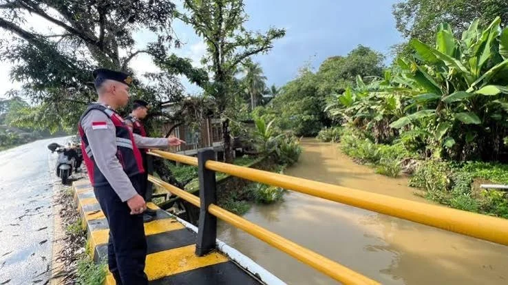 Polsek Daik Lingga Patroli Titik Rawan Banjir dan Longsor Antisipasi Cuaca Ekstrem Unit Samapta Polsek Daik Lingga melaksanakan patroli dan pemantauan di sejumlah titik rawan banjir, pohon tumbang, dan tanah longsor di wilayah hukum Polsek Daik Lingga, Rabu (3/6/2026).