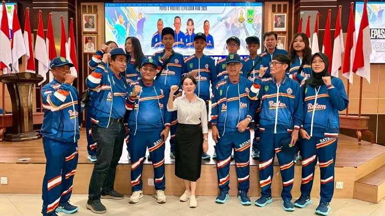 Lepas Kontingen POPDA X Kepri, Wawako Batam Li Claudia Janjikan Bonus Tambahan bagi Atlet Berprestasi Wakil Wali Kota Batam, Li Claudia Chandra secara resmi melepas kontingen yang akan berlaga pada Pekan Olahraga Pelajar Daerah (POPDA) X.