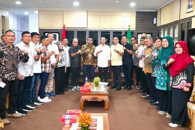 Wali Kota Batam Amsakar Paparkan Strategi Pendidikan dan Tata Kota ke DPRD Dumai Pemerintah Kota Batam berbagi pengalaman pengelolaan pemerintahan dengan Komisi I DPRD Kota Dumai dalam kunjungan kerja yang digelar, Kamis, 6 Agustus 2026.