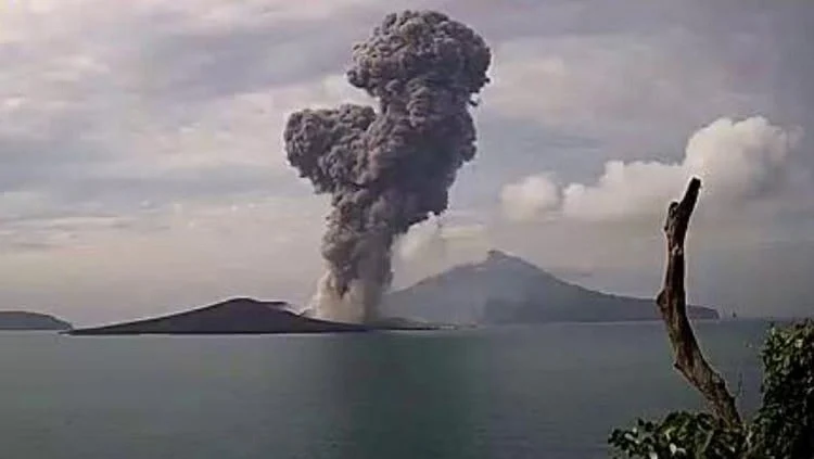 Gunung Anak Krakatau Erupsi, Kolom Abu 250 Meter Gunung Anak Krakatau di Lampung erupsi
