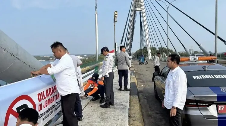 Dishub Batam Pasang 4 Banner Larangan Parkir di Jembatan Barelang, Imbau Wisatawan Gunakan Lokasi Resmi Dinas Perhubungan (Dishub) Kota Batam memasang empat banner larangan parkir sekaligus menggelar patroli di Jembatan I dan Jembatan II Barelang pada Rabu, 19 Agustus 2026 sore.
