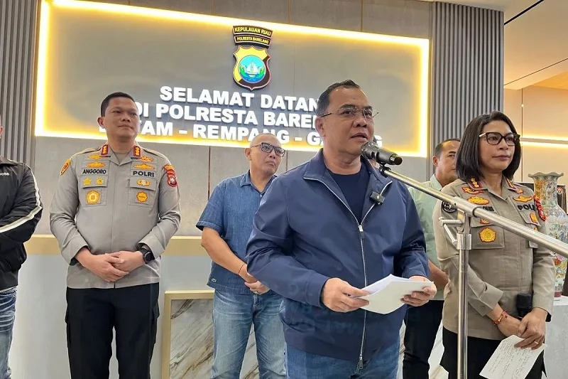 Bareskrim Polri Gerebek Kasino Berkedok Tempat Hiburan di Batam, 197 Orang Diamankan dan Rp 7,7 Miliar Disita Tim gabungan Bareskrim Polri menggerebek praktik perjudian kasino berkedok tempat hiburan di Batam, Kepulauan Riau, Sabtu malam (15/8/2026).