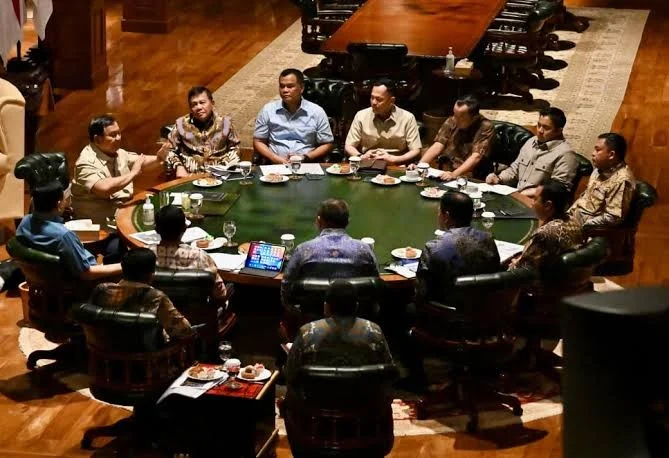 Prabowo Rapat Malam di Hambalang Bahas Penanganan Karhutla Kalimantan dan Gempa NTT Presiden Prabowo Subianto memimpin rapat terbatas (ratas) di kediaman pribadinya di Hambalang, Bogor, Jawa Barat, pada Minggu (23/8) malam. (Istimewa).