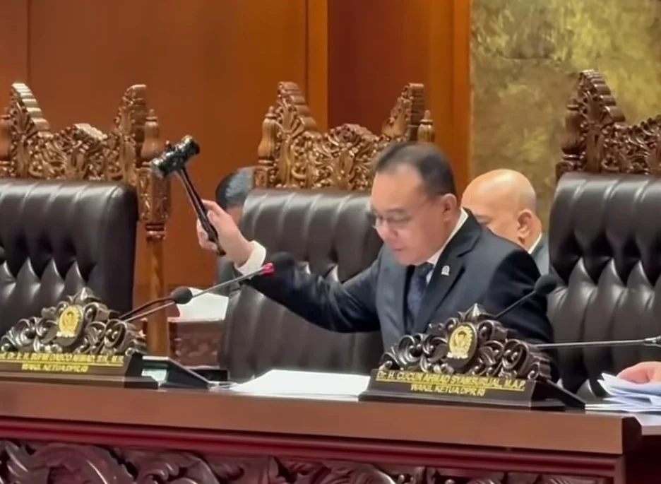 DPR Sahkan UU Reforma Agraria, Atur Batas Minimum dan Maksimum Kepemilikan Tanah Wakil Ketua DPR Sufmi Dasco Ahmad memimpin rapat paripurna pengesahan RUU Pengaturan Reforma Agraria menjadi undang-undang di Kompleks Parlemen, Senayan, Jakarta, Selasa (22/9/2026). RUU ini disetujui seluruh fraksi dan resmi menjadi UU.