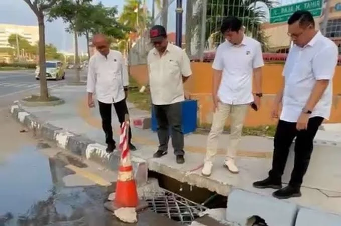 BP Batam Uji Coba Sistem Subdrain di 18 Titik Rawan Genangan Batam Center Badan Pengusahaan (BP) Batam menguji sistem subdrain pada 18 titik di kawasan Central Business District (CBD) Batam Center yang selama ini memiliki persoalan genangan